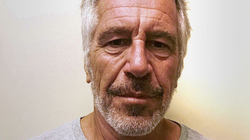 Jeffrey Epstein fue un magnate financiero, pederasta y depredador sexual estadounidense, condenado por una red de tráfico de menores en el mundo de élite.