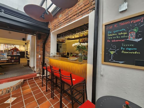 De la serie “Joyitas de barrio”: Ficciones - Bar de Libros