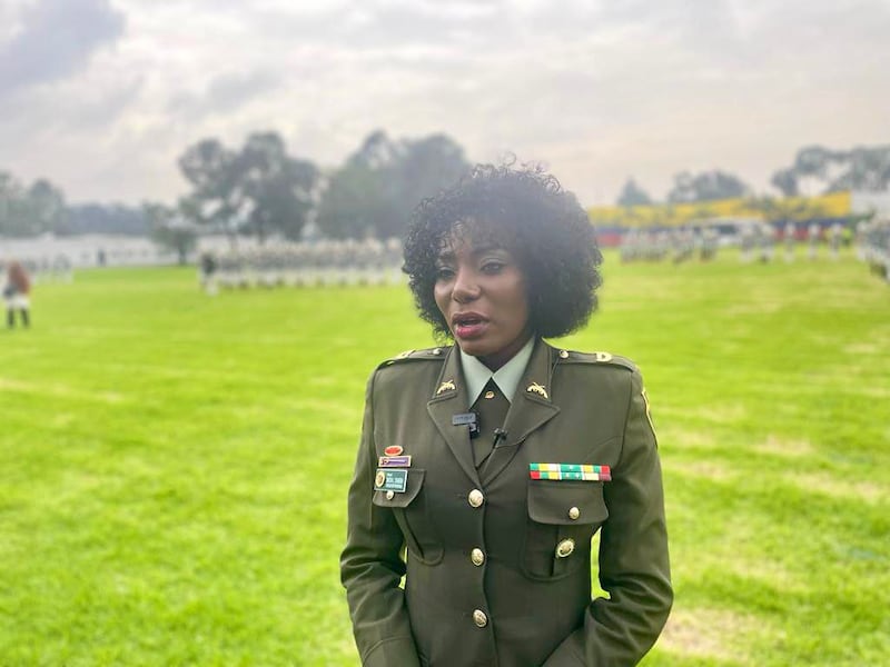 Martha Liliana Chaverra, mayor de la Policía Nacional, primera mujer afro en lucir su cabello suelto cumpliendo su deber