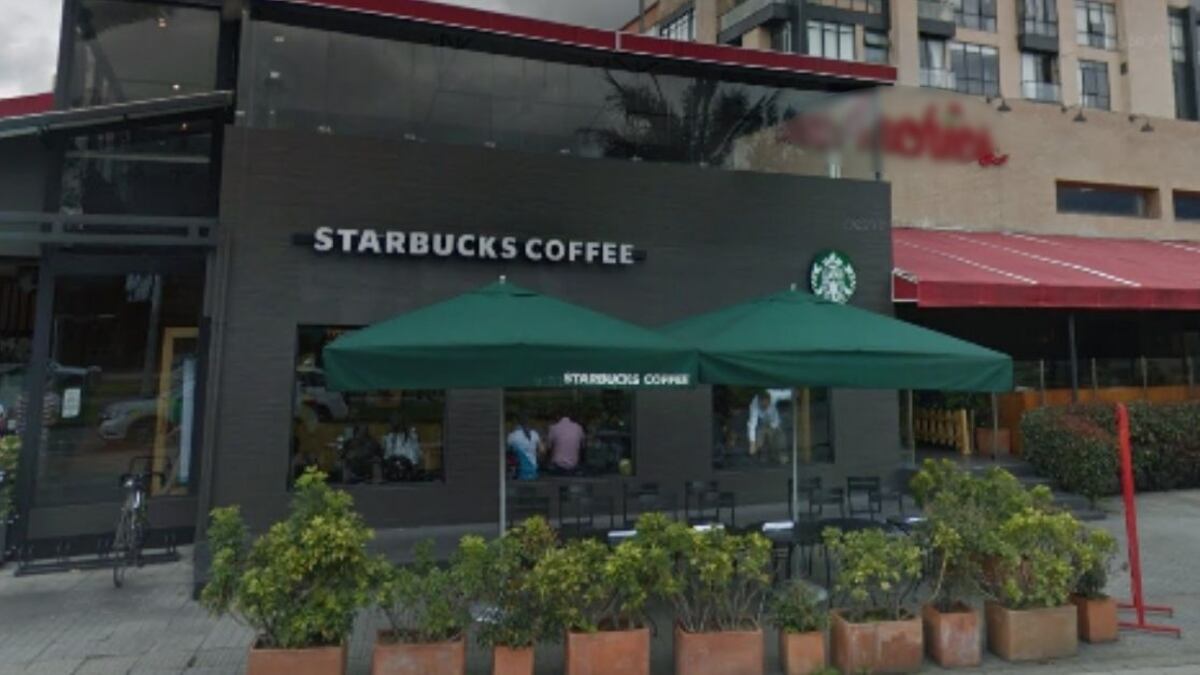 Una persona herida en medio de atraco masivo en un Starbucks en Bogotá