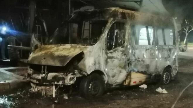 Una ambulancia fue incinerada en la vía al Huila