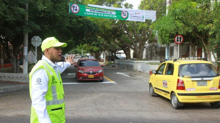 Orientador vial de la Secretaría de Tránsito de Barranquilla.