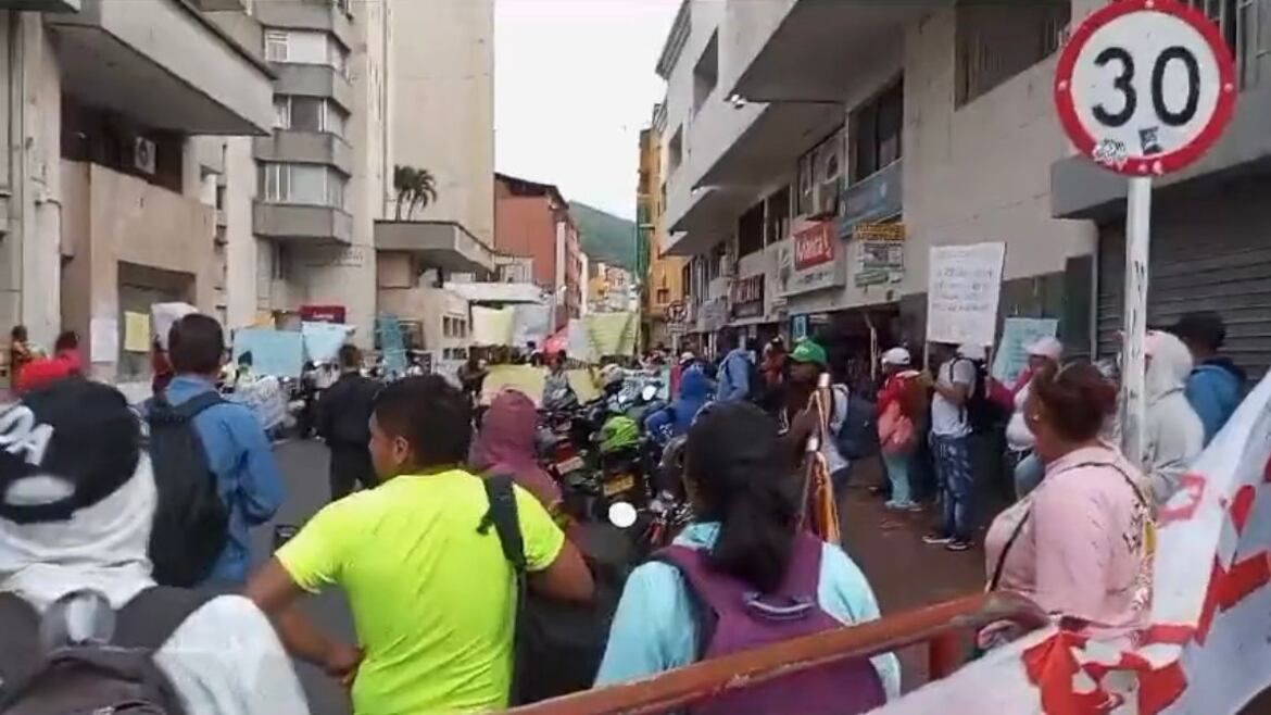 Comunidad desalojada realizó plantón en el centro de Cali.