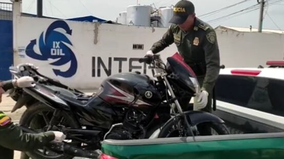 Moto negra del crimen incautada en Barranquilla relacionada con crímenes de conductores de buses.