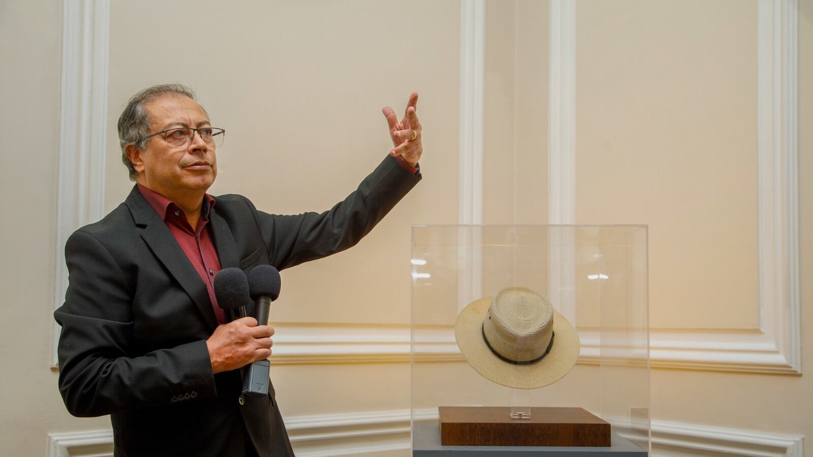 Gustavo Petro declaró el sombrero de Carlos Pizarro como Patrimonio Cultural de la Nación.