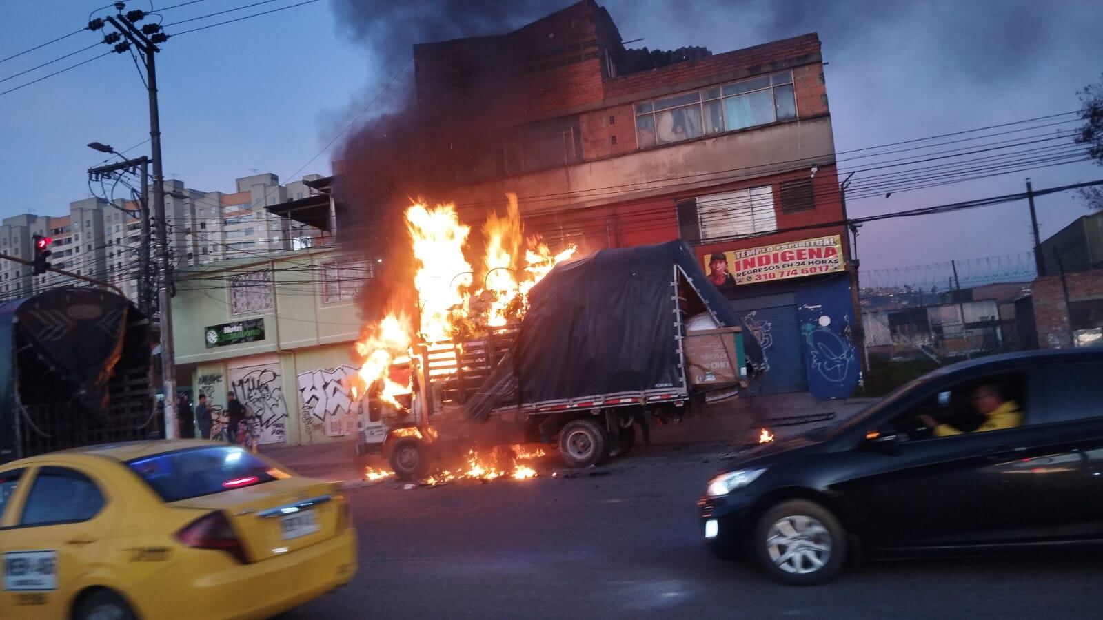 Camión en llamas en Bogotá.