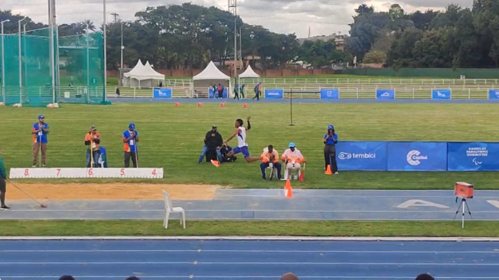 El paratleta cubano Robiel Yankiel Sol impuso un récord mundial en la prueba de salto de longitud de los Juegos Panaparamericanos Bogotá 2023.