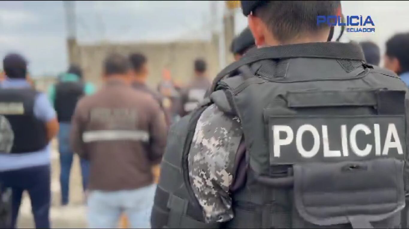 Policía de Ecuador entró a la embajada de México en ese país.