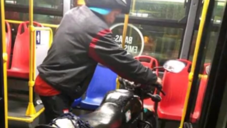 Usuario de Transmilenio sube moto a un articulado.