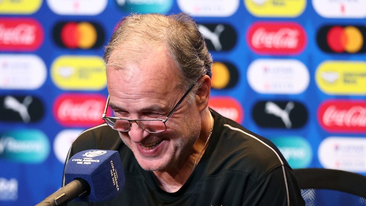 Marcelo Bielsa no se aguantó y se burló de pregunta de Jaime Dinas, periodista colombiano