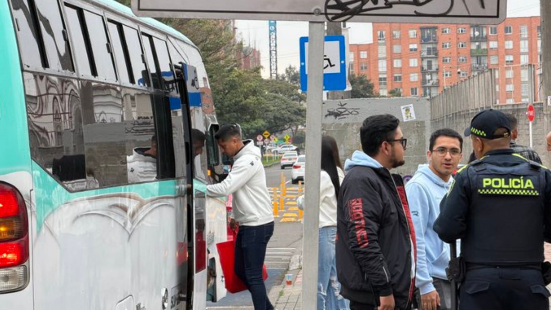 Elecciones: Iglesias cristianas estarían movilizando votos en buses en Bogotá