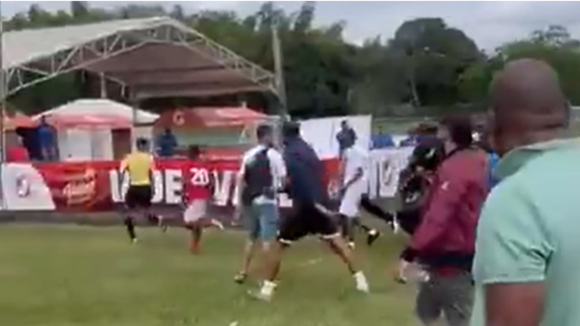 Futbolistas del América emprendieron tremenda persecución contra los árbitros tras perder un partido