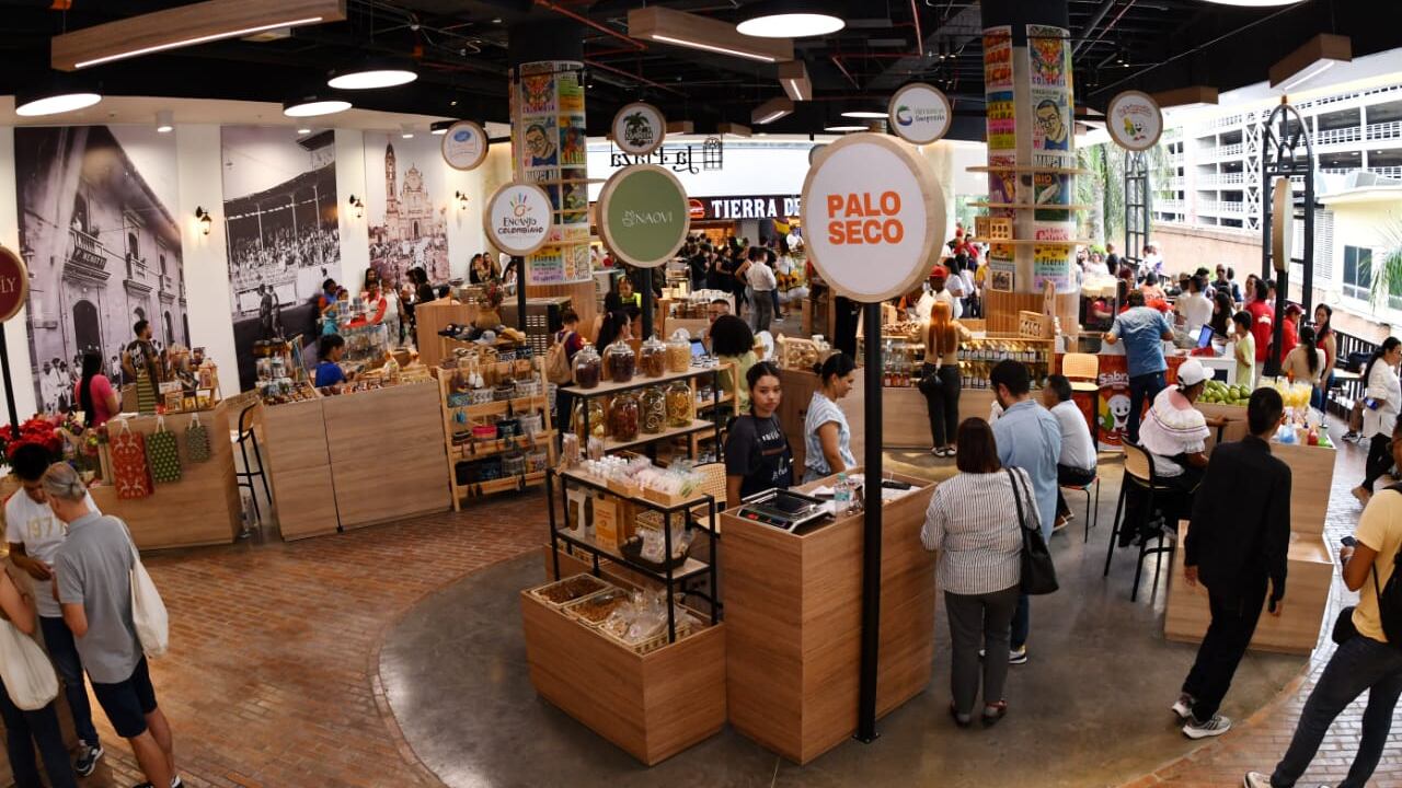 La plaza en el centro comercial Jardín Plaza