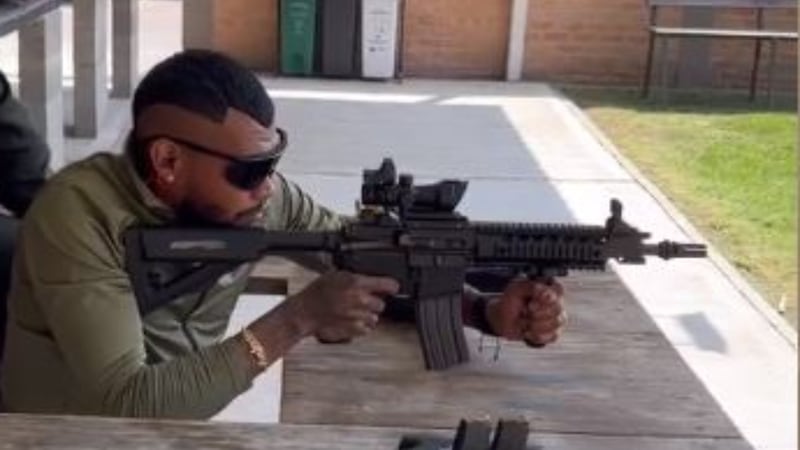 Anthony Zambrano se dejó ver disparando un fusil, una de sus aficiones