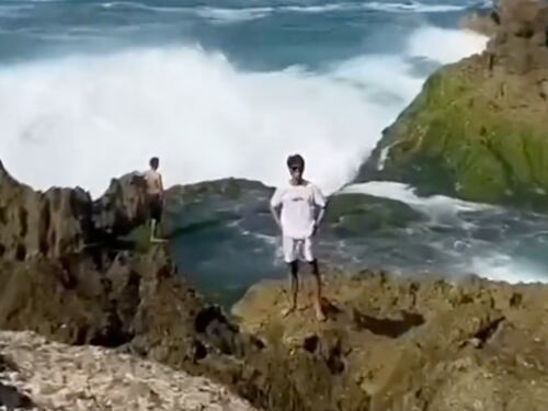 Universitario de 21 años desaparece tras ser arrastrado por una ola gigante mientras posaba para una foto en la playa