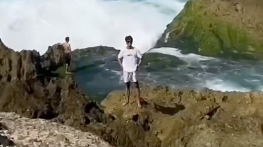 Universitario en la playa de Kedung Tumpang/X