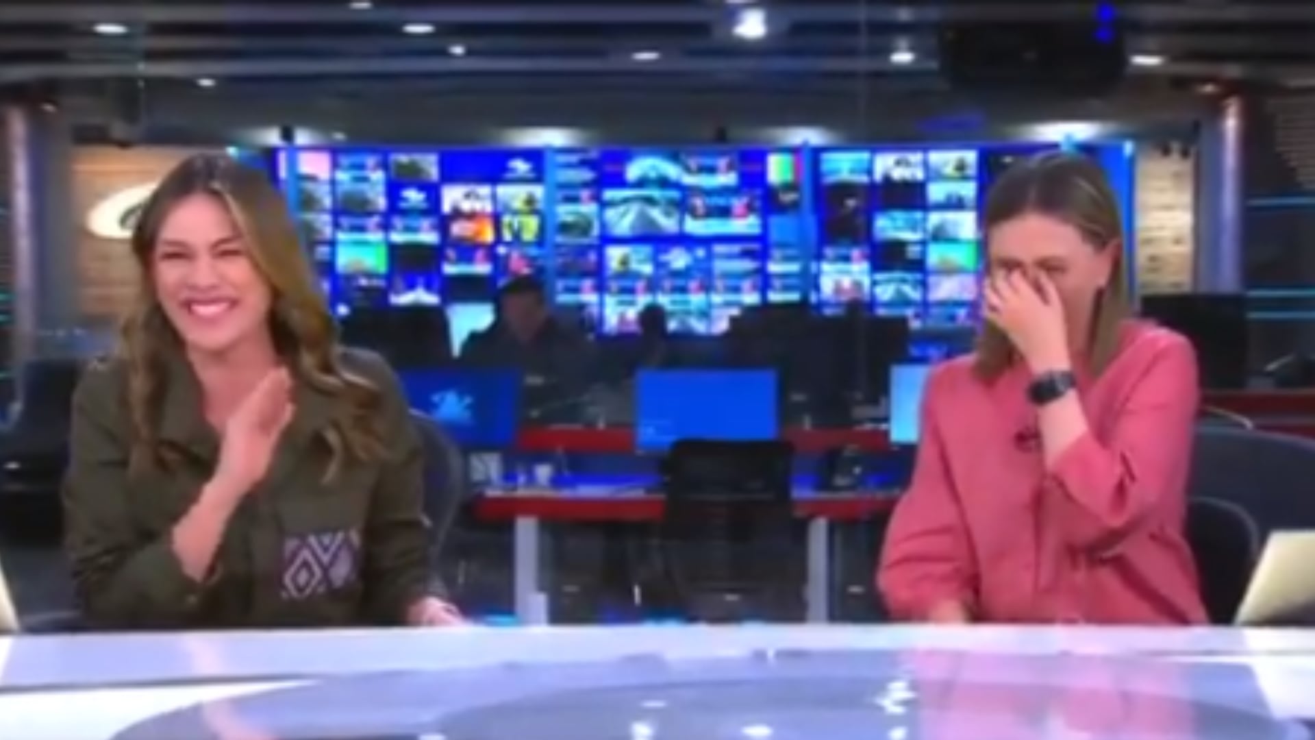 Presentadores de Noticias Caracol tuvieron un ataque de risa en vivo por video viral