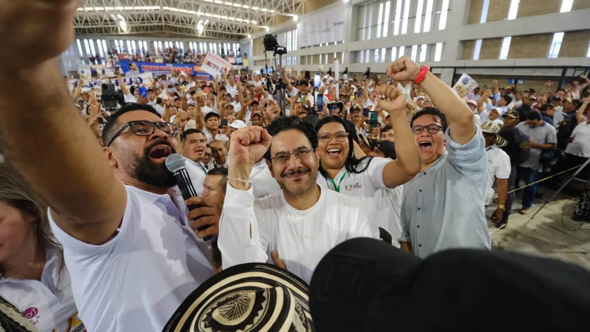 “Se vive, se siente, Cepeda presidente”, cantaron en Cali previo a un concierto