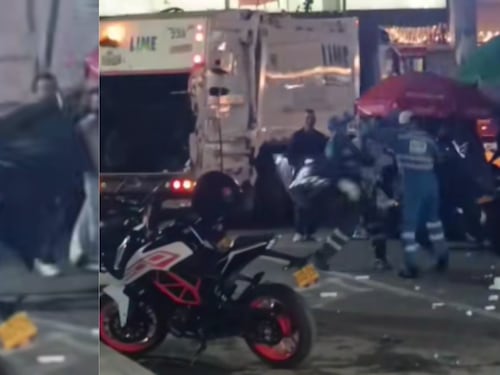 “No todo es trabajo”: Recolectores de basura en Bogotá, se viralizaron por jocosa ‘pelea’ mientras ‘camellaban’