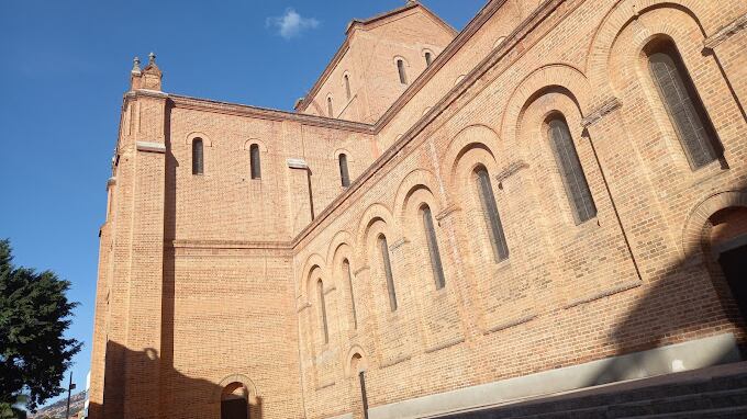 Se están fumando las paredes de la Catedral de Medellín