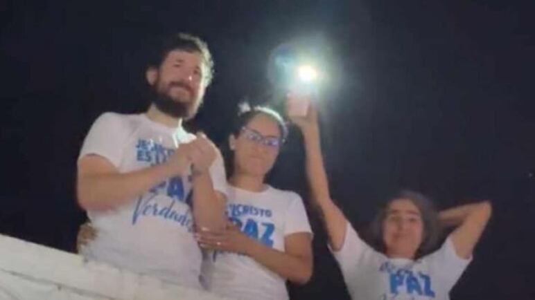 El odontólogo Juan Carlos Bayter salió al techo de su casa para celebrar su liberación.