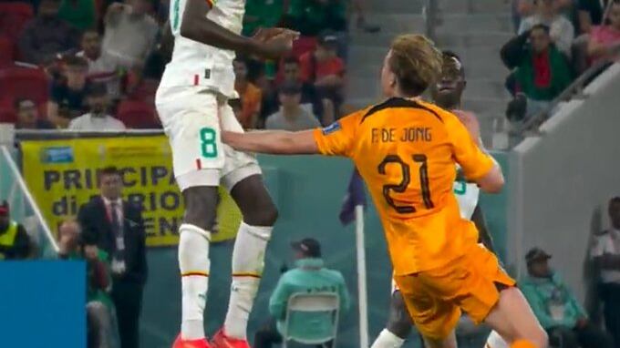 Golpe de Frenkie de Jong sobre Kouyaté
