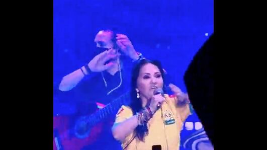 Ana Gabriel se sumó a la fiebre amarilla y en pleno concierto le rindió tributo al ‘Bucaros’