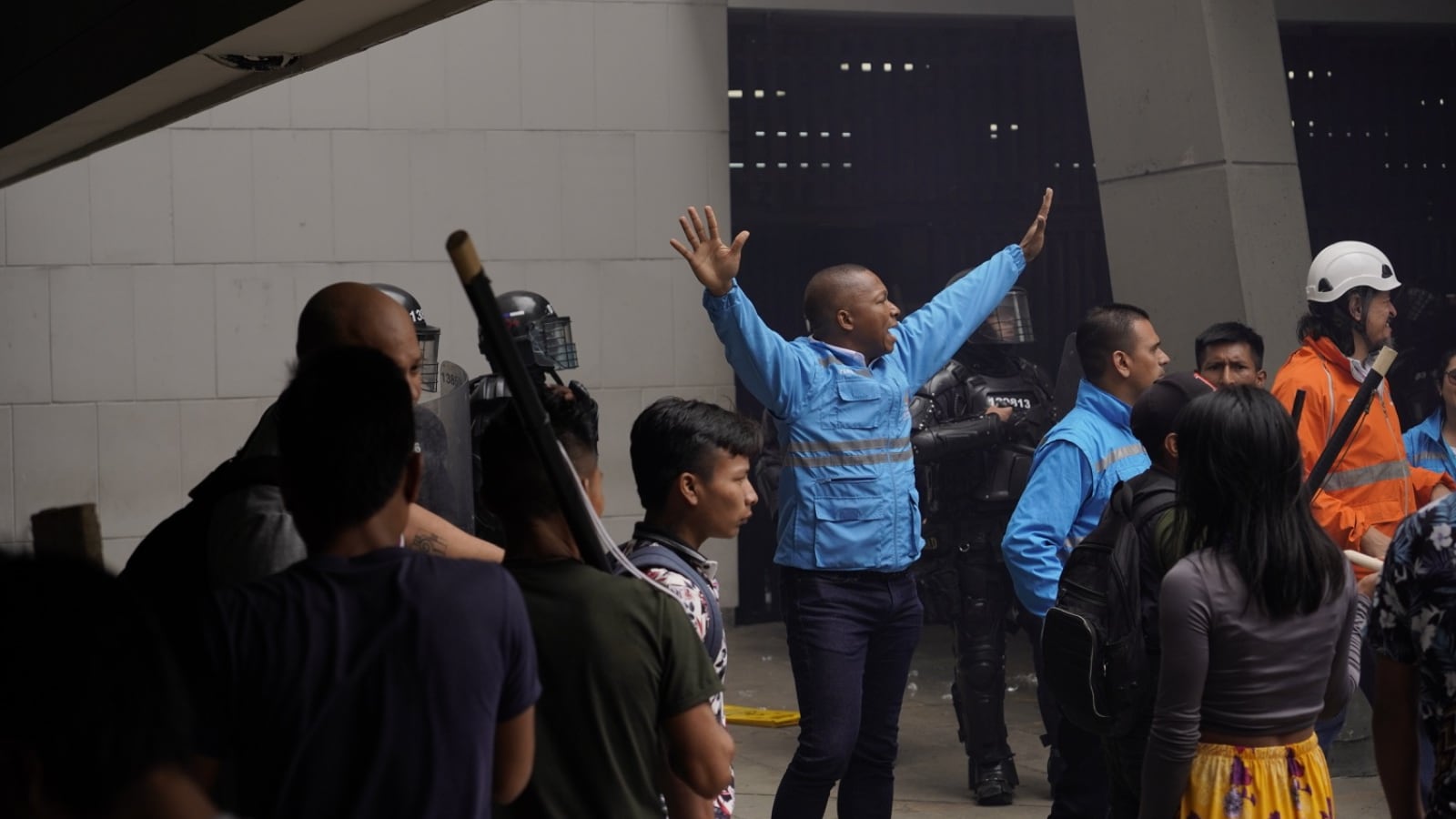 Indígenas y el Esmad