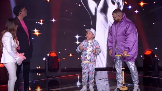 Niño enamora al público con su galantería al enviarle un saludo a su compañera de colegio.