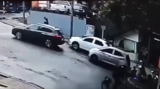 Foto del video del momento exacto en que sicario asesinó al empresario Gustavo Aponte y a su escolta en Bogotá.