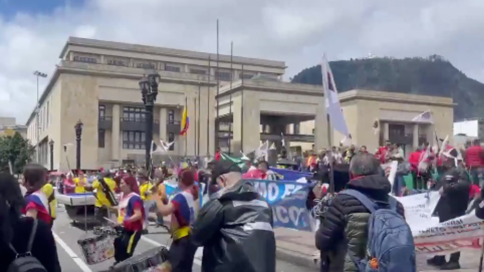 El gremio de billaristas de Bogotá está protestando por el nuevo horario de rumba: ahora les toca cerrar antes de la media noche