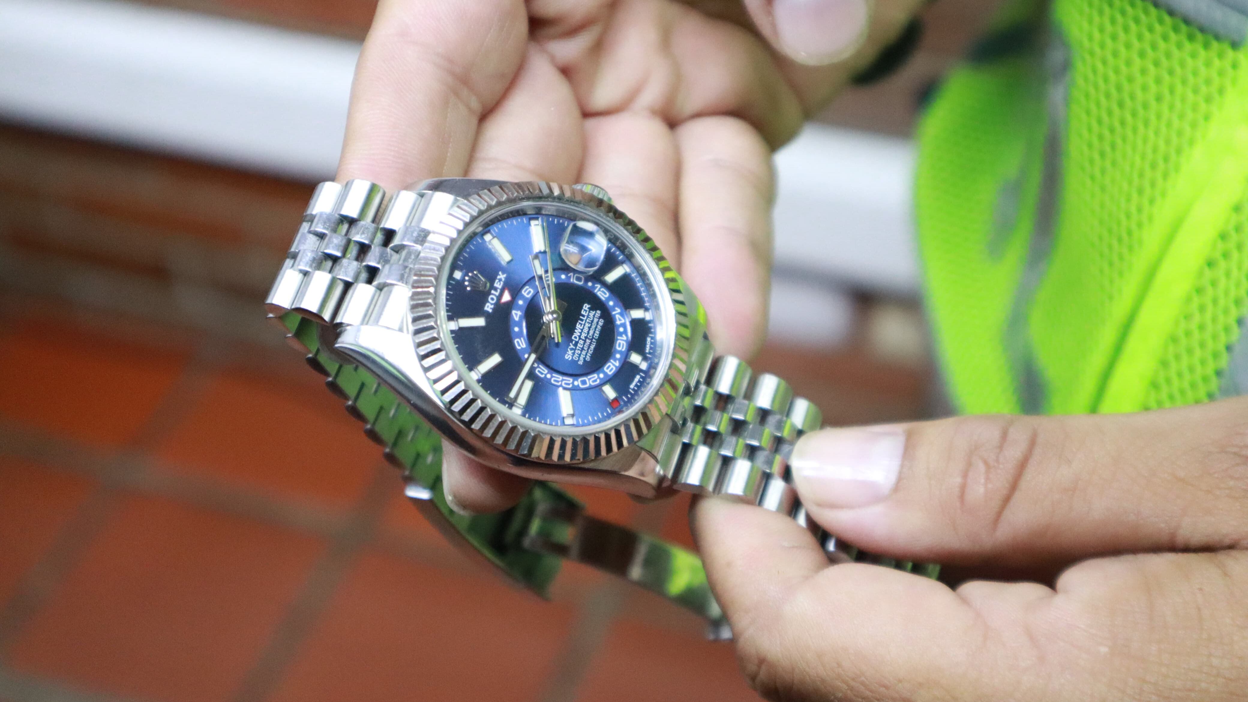 La Policía Metropolitana de Cali, logró detener el robo de un reloj Rolex en el sur de la ciudad.