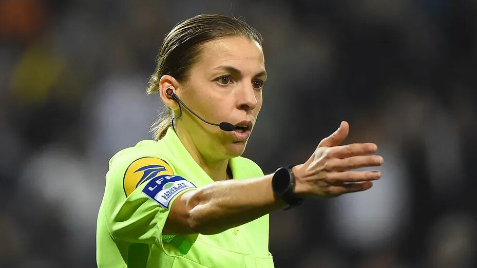La referi francesa, Stephanie Frappart, tuvo su debut soñado en el partido entre México y Polonia en el Mundial de Qatar.