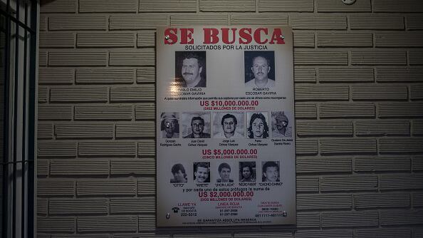 Un cartel de 'Se busca' se exhibe en la Casa Museo Pablo Escobar en Medellín.