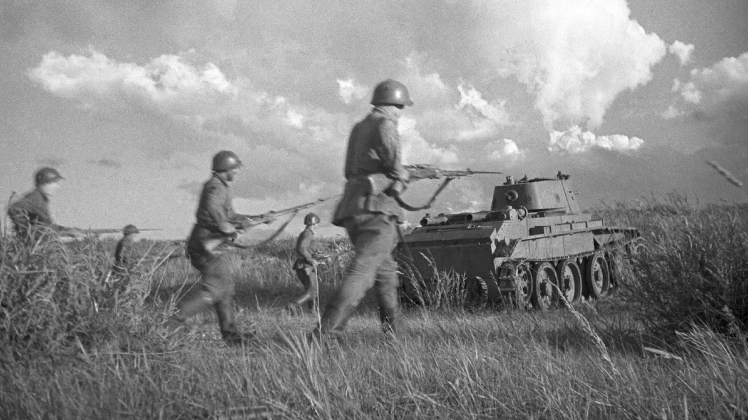 Soldados del Ejército Rojo a la ofensiva en Jalkhin-Gol