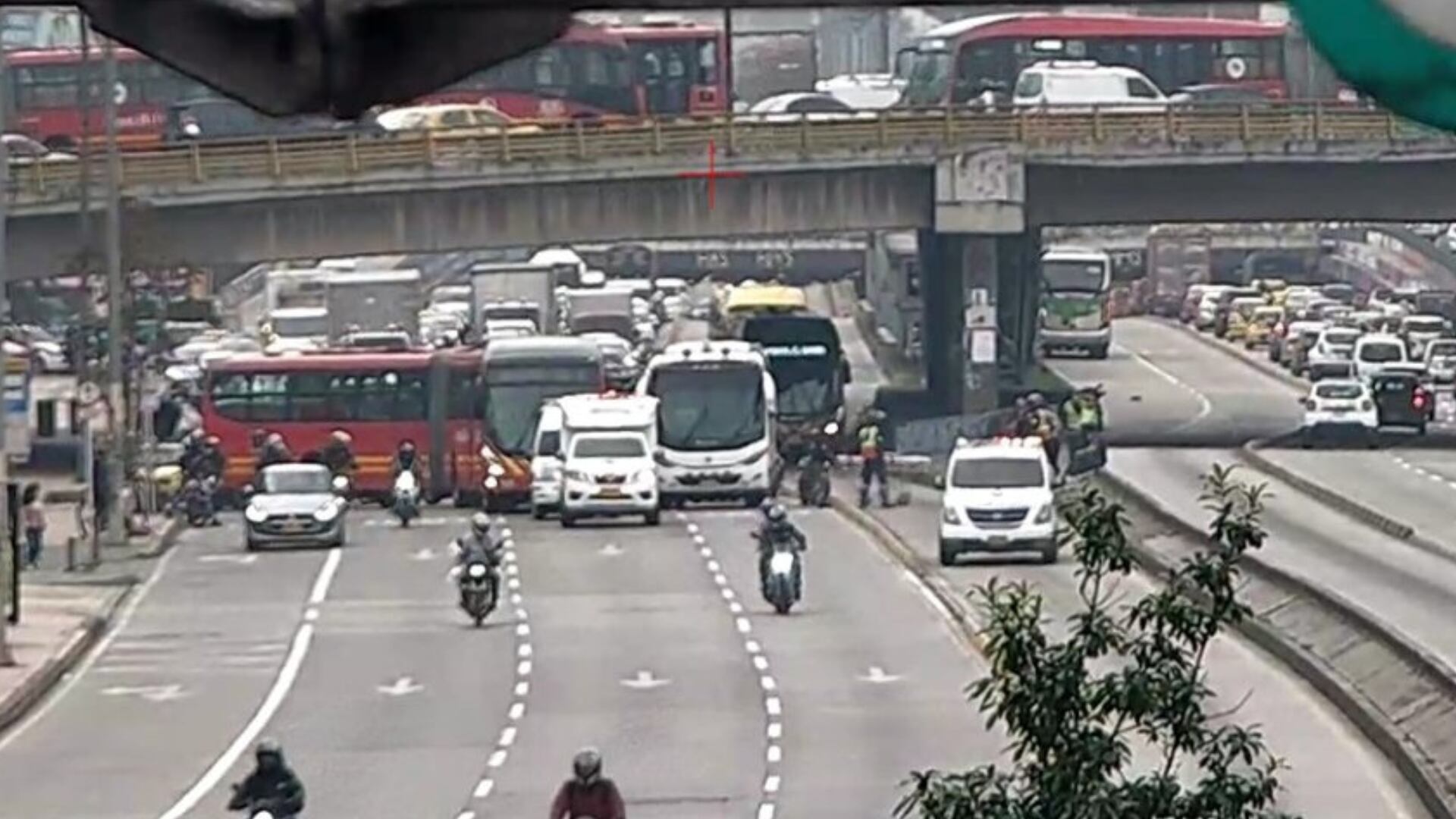 Accidente de tránsito entre un bus de TransMilenio y una motocicleta tiene bloqueada la Calle 26