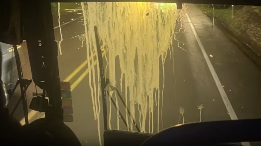 Foto ataque al Junior en Medellín: bus rojiblanco fue apedreado tras llegada para la final de la Liga BetPlay.
