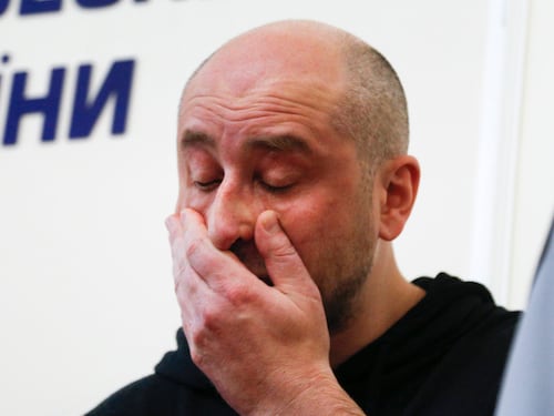 Periodista ruso aparentemente muerto, aparece en la rueda de prensa en la que anunciaban su fallecimiento