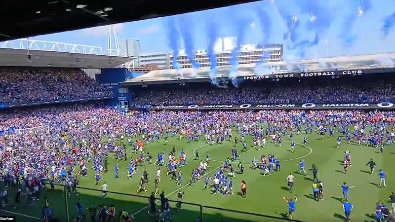 Enorme invasión de cancha se dio en Inglaterra tras el ascenso del club a la Premier League