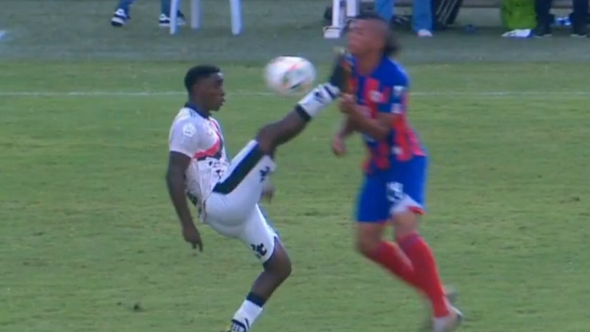 Futbolista del Cúcuta pisó el pecho de su rival y el árbitro apenas le había puesto amarilla