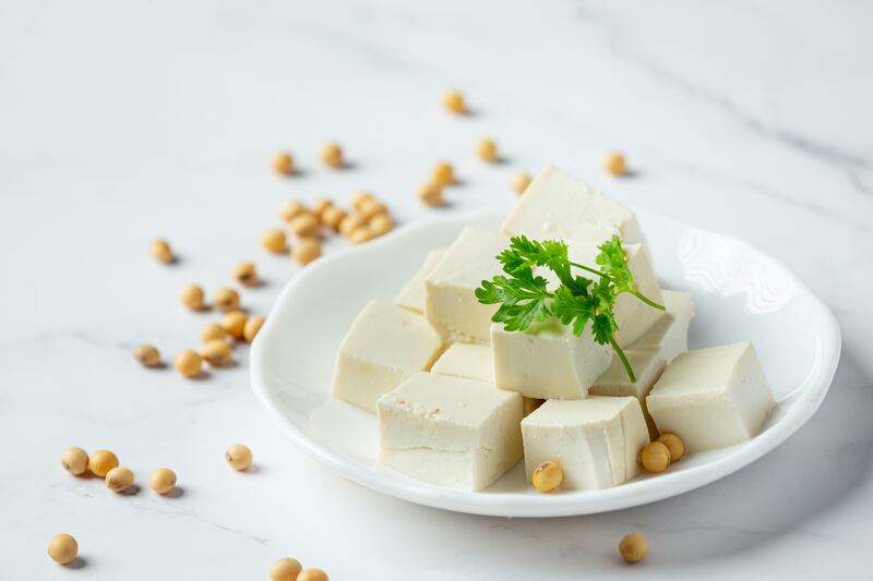 Intentar comer más vegetales y proteína de origen vegetal también puede hacernos más creativos en la cocina y hacernos buscar alimentos o ingredientes que de otro modo no tendríamos en consideración. Foto: Freepik.