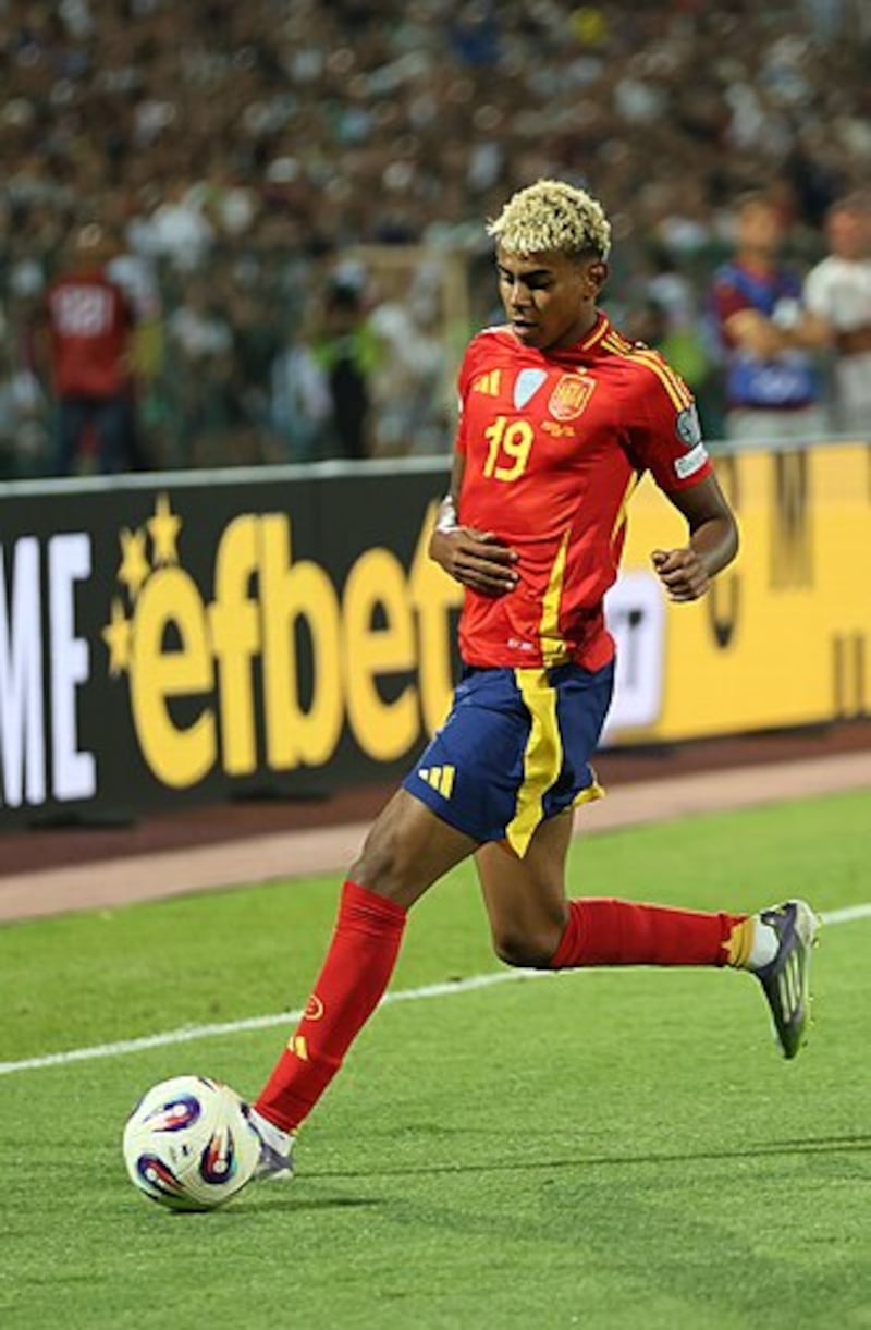 A una edad en la que muchos futbolistas apenas comienzan a soñar con ser jugadores profesionales, Lamine Yamal ya es protagonista en uno de los clubes más exigentes del mundo: el FC Barcelona. Foto: Wikipedia.