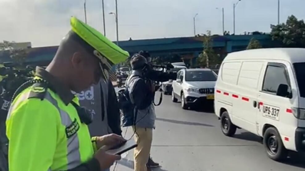 Caos en el tráfico en la 26 hacia el Aeropuerto El Dorado por Paro de Taxistas, en Bogotá.