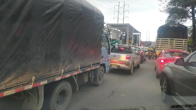 Trancón en la calle 80 de Bogotá