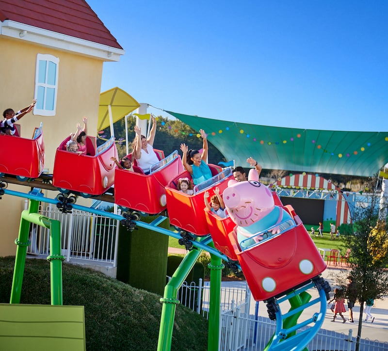 Primera montaña rusa para niños pequeños en el parque temático de Peppa pig.
