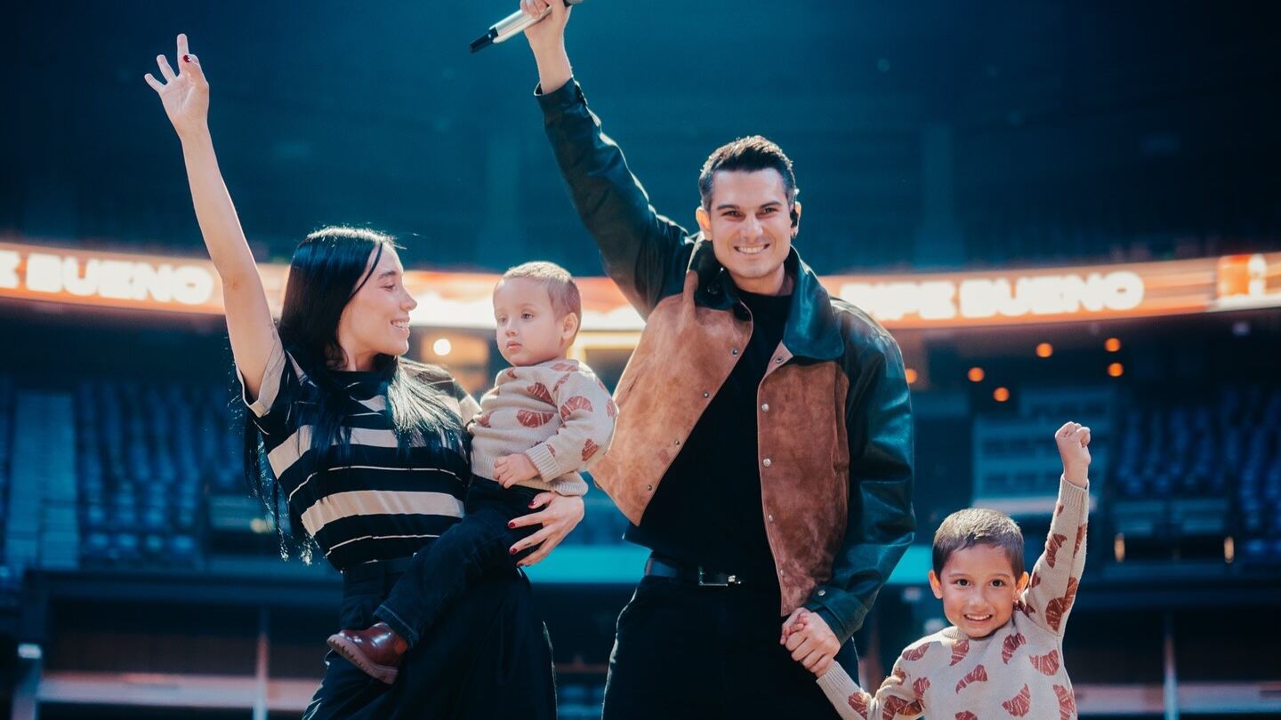 El cantante Pipe Bueno y Luisa Fernanda W posaron con sus hijos para la celebración de Navidad.