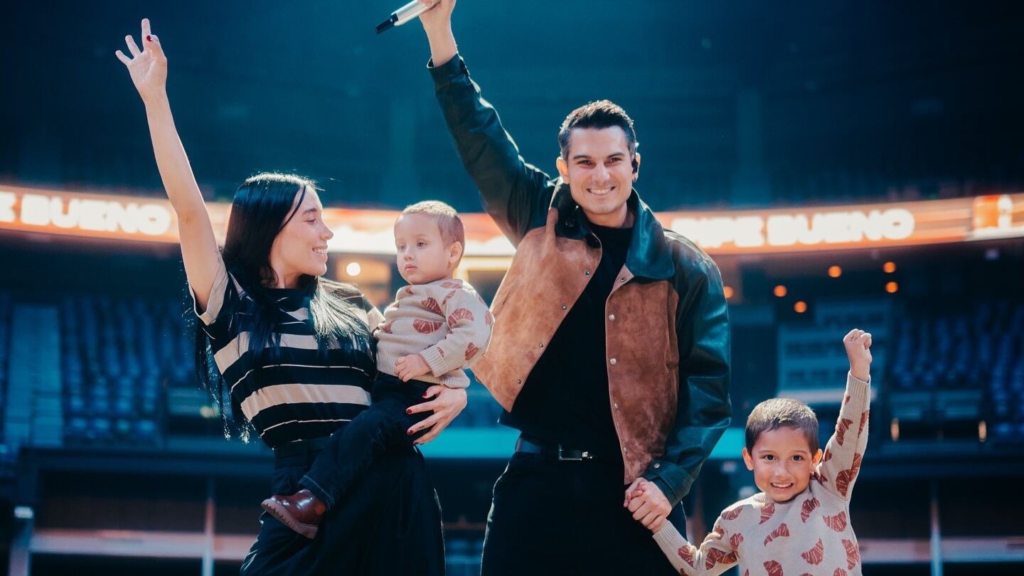 El cantante Pipe Bueno y Luisa Fernanda W posaron con sus hijos para la celebración de Navidad.