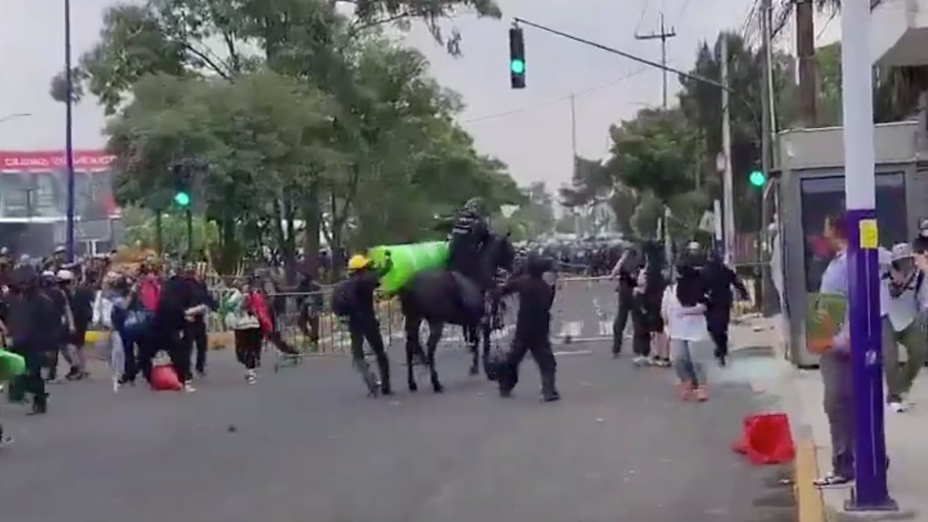 Disturbios a las afueras del estadio azteca.