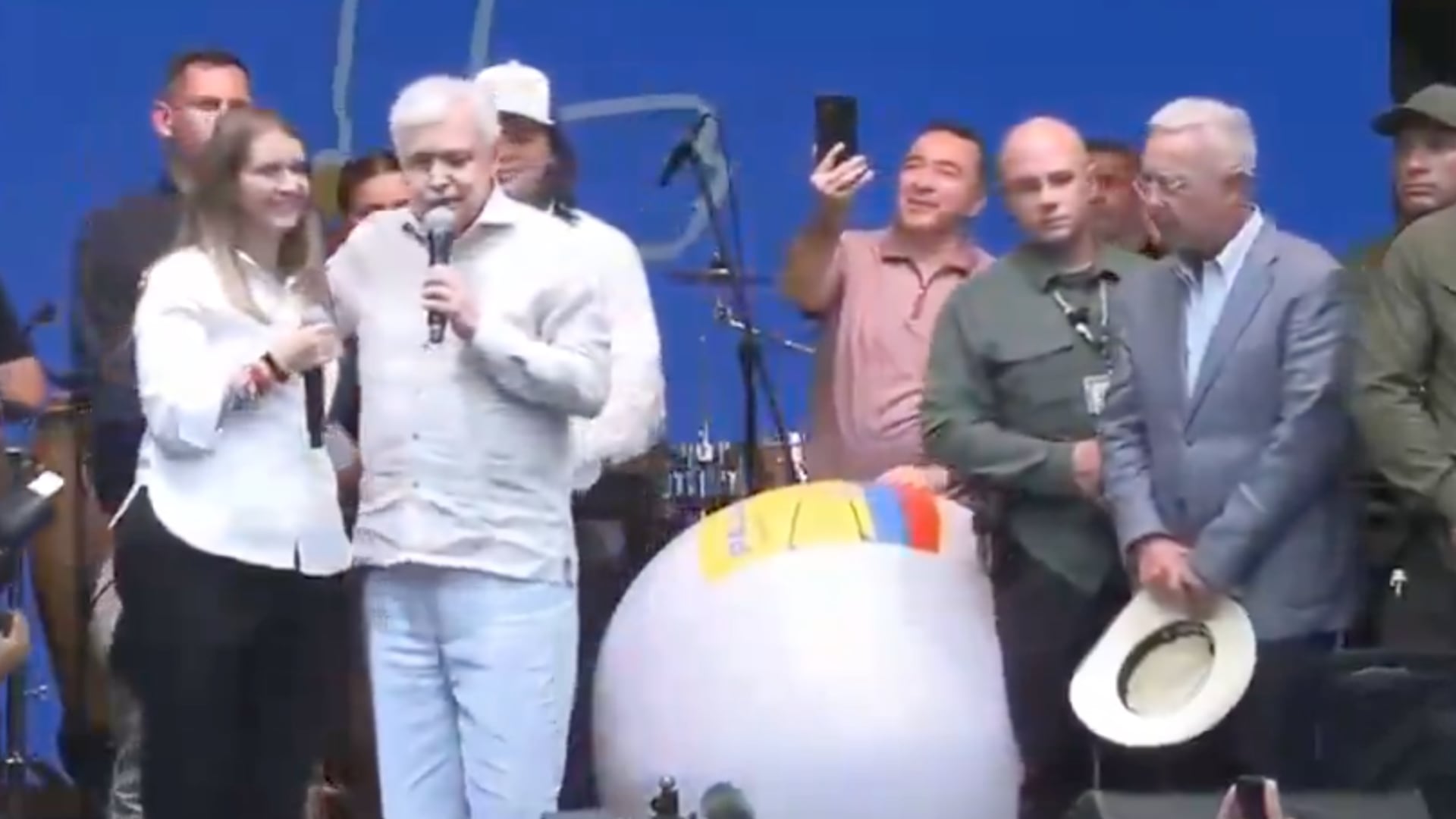 Paloma Valencia recibió el 'besito de la buena suerte' de Jorge Barón