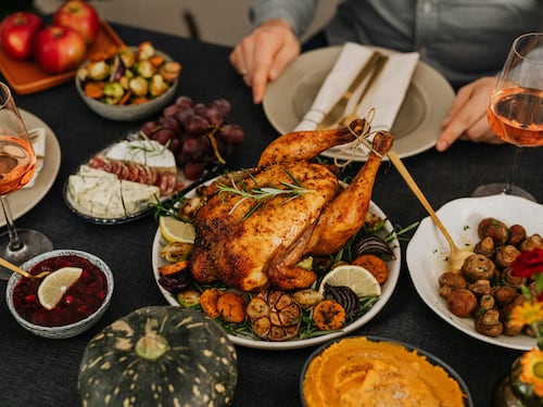 Cómo organizar una cena navideña perfecta en 2025